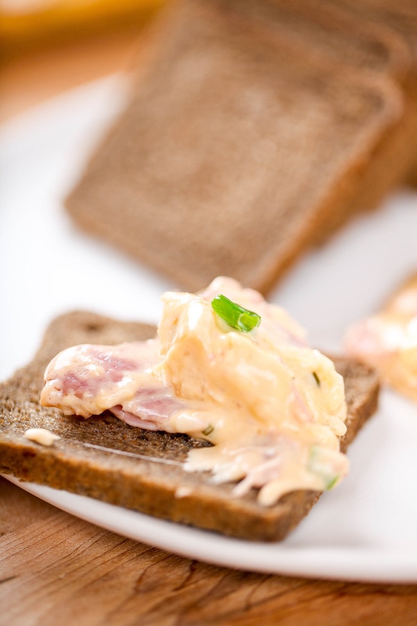 a mini rye toast topped with reuben dip made with corn beef and thousand island dressing.