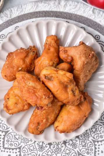 Top down view of the completed deep fried chicken wings.