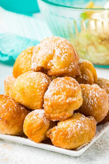 Delicious donuts with a dusting of powdered sugar, a delightful snack for any occasion.