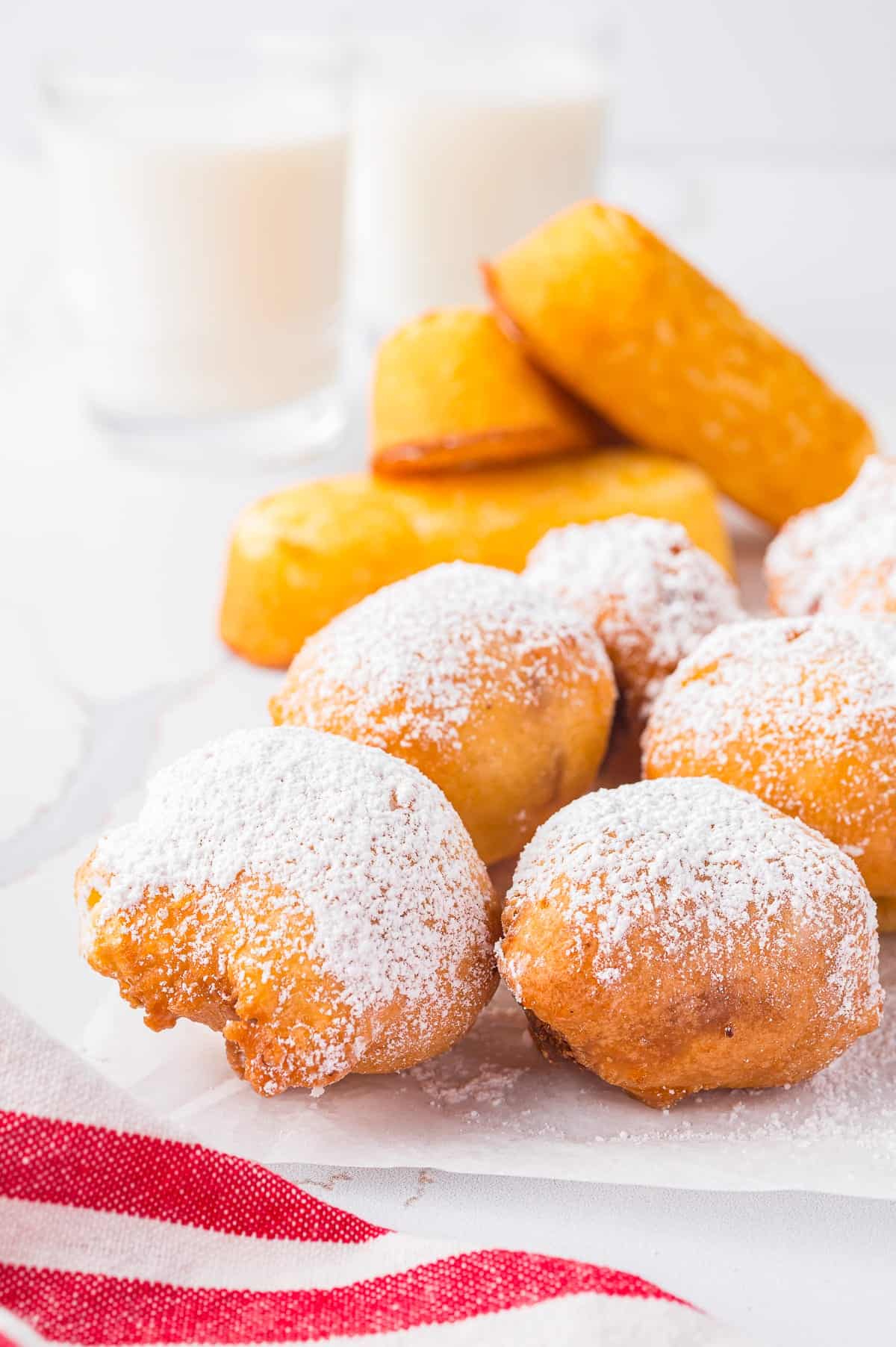 Mini deep-fried Twinkie bites dusted with sugar.