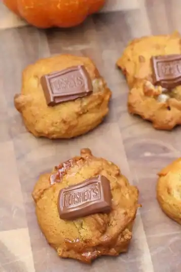 Plate of pizza peppers and marinara sauce.