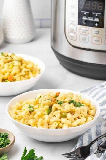 Simple bowl of creamy mac and cheese with vegetables.