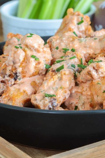 Buffalo ranch wings in a black bowl.