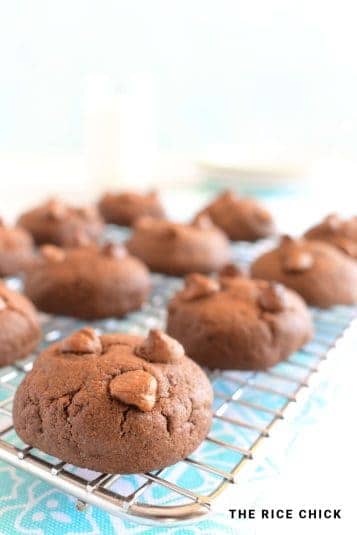 Mochi cookies on a baking rack.