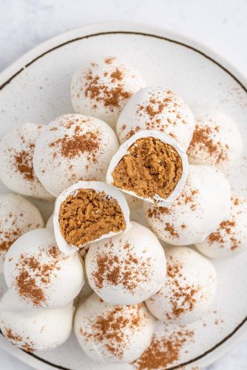 A plate of white pumpkin spice cheesecake bites.