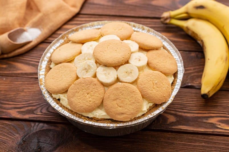 A display of No Bake Banana Pudding Cheesecake.