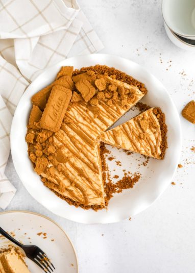 Biscoff cream pie in a white pie dish.